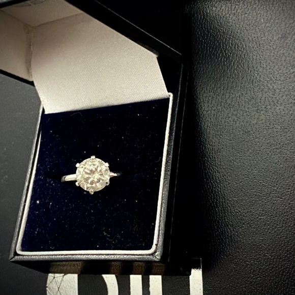 Engagement diamond ring - Picture 2 of 5